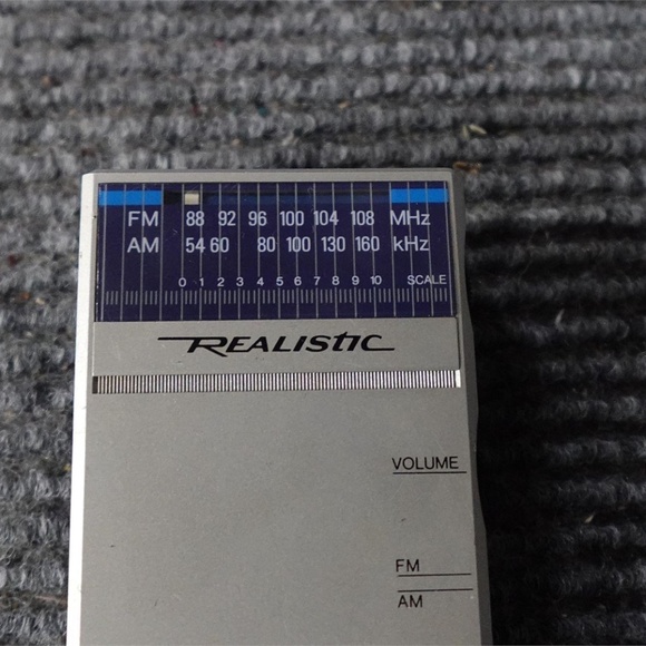 Vintage Realistic 12-120 Stereo-Mate AM/FM Handheld Radio - Picture 3 of 4